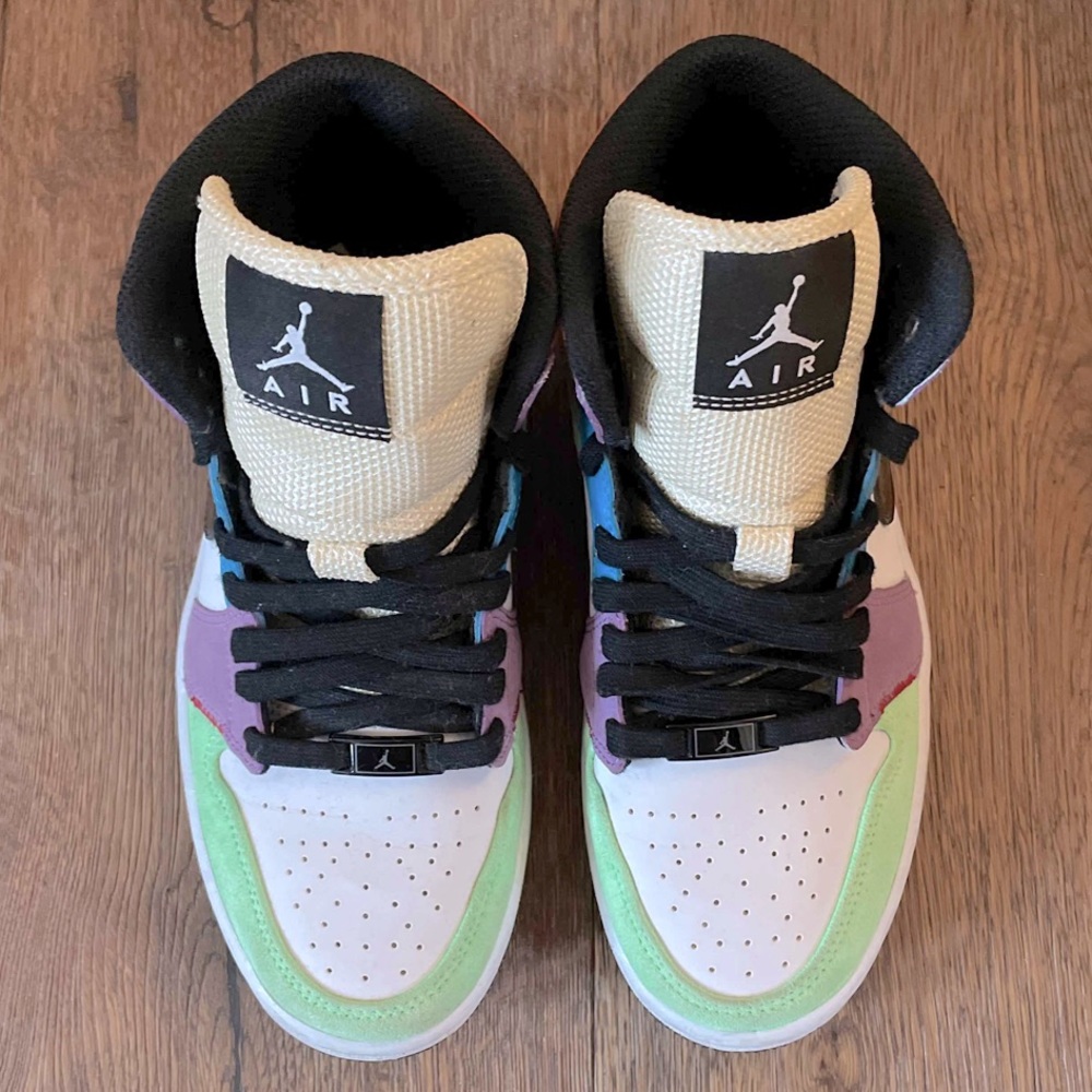 2020 Women’s Air Jordan 1 MidSE lightbulb
